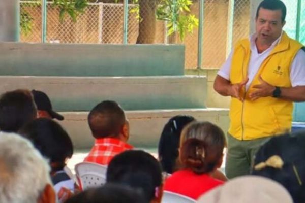 Funcionarios de la Unidad de Víctimas socializan con las familias beneficiadas, explicando el proceso de indemnización y las rutas de acompañamiento integral. Foto La Guajira Hoy