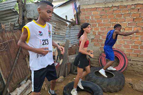 Cada golpe en este pequeño gimnasio refleja el anhelo de jóvenes que quieren transformar su futuro. Foto cortesía La Guajira Hoy