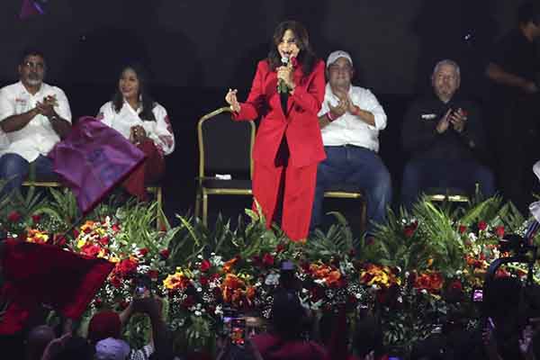 Washington (EFE).- El subsecretario de Estado de Estados Unidos, Christopher Landau, instó a los miembros de la Organización de los Estados Americanos (OEA) a exigir un proceso electoral libre de intimidación, fraude e injerencia política en Honduras, de cara a las elecciones generales del próximo domingo. El proceso electoral está siendo cuestionado por denuncias de fraude entre el oficialismo y la oposición, a raíz de la presunta intromisión de la Fiscalía al abrir investigaciones contra altas autoridades electorales o de la injerencia de las Fuerzas Armadas. “Me temo que Honduras enfrenta un futuro incierto. Por lo tanto, les insto a que utilicen su voz colectiva para advertir a los funcionarios hondureños sobre las consecuencias de interferir en el proceso electoral”, afirmó Landau durante su intervención en una sesión extraordinaria del Consejo Permanente de la OEA convocada a petición de Estados Unidos. El ‘número dos’ del Departamento de Estado dijo que Honduras “ya está en crisis” y exigió que se cumpla la ley. Según Landau, la Administración de Donald Trump apoya la integridad electoral y alentó, en español, a los hondureños a acudir a las urnas: “Les escuchamos y estamos con ustedes, salgan todos a votar el 30 de noviembre para ser parte del futuro democrático de este país”, proclamó Landau. Por su parte, el embajador de Honduras, Roberto Quesada, negó que en su país se haya violado ninguna ley de cara a las elecciones: “Estamos sorprendidos de que se hiciese un Consejo Permanente cuando no se ha cometido delito”, afirmó. “No se tiene preso a ningún periodista, esas narrativas se las inventan porque ya sabemos que en este internet las fake news juegan con todo”, agregó el representante del Gobierno izquierdista de Xiomara Castro.