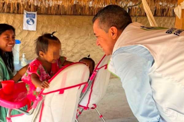 Funcionario del Icbf con una familia de la comunidad Wayuu en La Guajira. Foto La Guajira Hoy 