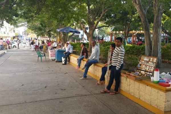 Vendedores ambulantes ajustan sus mostrarios mientras el calor no da tregua. Foto cortesía Guajira Hoy. 