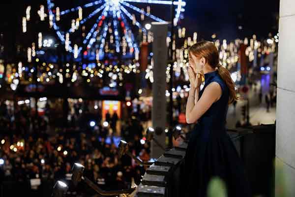 Ana Corina Sosa, hija de la ganadora del Premio Nobel de la Paz María Corina Machado, reacciona mientras observa una procesión de antorchas desde el balcón del Grand Hotel. EFE/EPA/Jonas Been Henriksen / Pool Norway Out