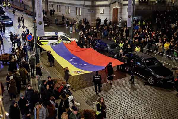 La gente exhibe una gran bandera venezolana durante una procesión organizada por la Alianza Noruega de Justicia Venezolana en honor a la Premio Nobel de la Paz María Corina Machado, en Oslo, Noruega. EFE/EPA/Jonas Been Henriksen / Pool Norway Out