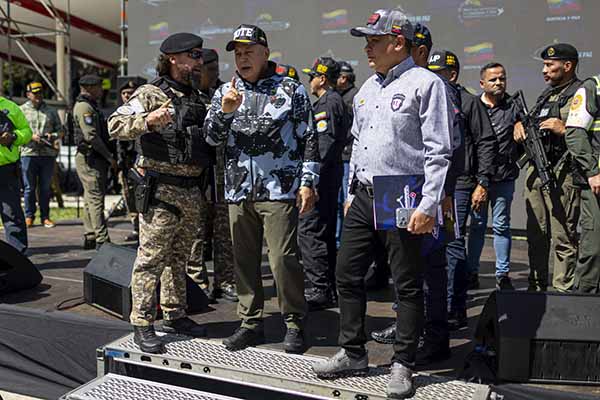 Diosdado Cabello, ministro de Interior y Justicia de Venezuela, aseguró que los cuerpos policiales están listos para defender a su país de “cualquier amenaza”, en medio del despliegue militar de Estados Unidos en el Caribe. EFE/ Miguel Gutiérrez