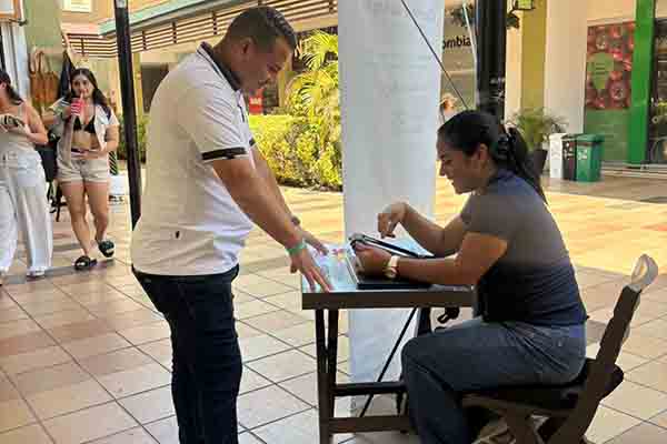 Un ciudadano inscribiendo su cédula en el centro comercial Zazué, en Santa Marta. Foto Registraduría 