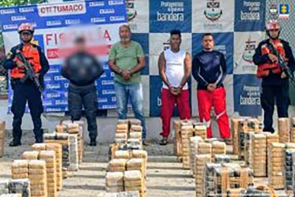 Nelson Stalin Macías Echandía, Cristhian Stalin Tuarez Hernández y Danilo Ruíz Montaño, fueron capturados en flagrancia transportando la droga. Foto Fiscalía