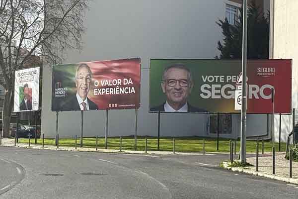 Carteles electorales en una rotonda de Lisboa, el presidente del partido de ultraderecha Chega, André Ventura; del comentarista y exministro Luís Marques Mendes y del también exministro y exsecretario general del Partido Socialista António José Seguro. EFE/ Susana Samhan