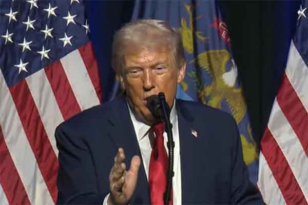 Donald Trump, hablando, en el Club Económico de Detroit (EE.UU.). EFE/ La Casa Blanca
