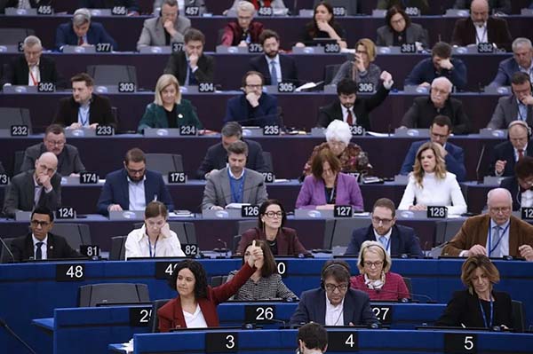 Eurodiputados durante una votación en el Parlamento Europeo en Estrasburgo, Francia, este miércoles. EFE/EPA/YOAN VALAT