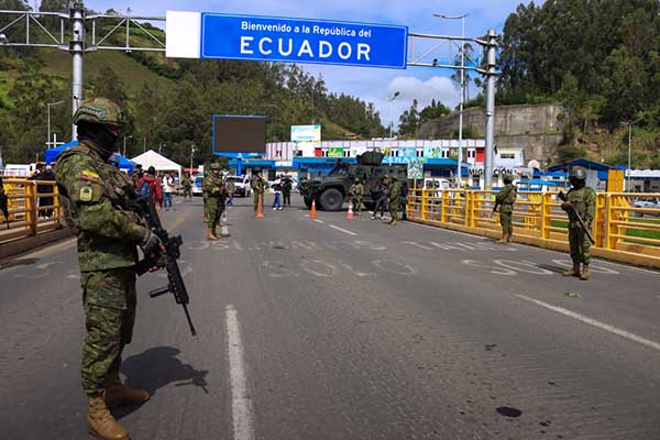 Fotografía de archivo del 12 de abril de 2025 que muestra a militares ecuatorianos que custodian la frontera entre Ecuador y Colombia en el puente internacional Rumichaca, en la provincia de Carchi (Ecuador). EFE/ Xavier Montalvo /archivo