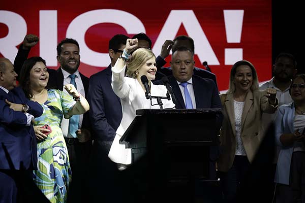 Laura Fernández, la derechista del Partido ‘Pueblo Soberano’ celebra este domingo en San José el triunfo como presidenta de Costa Rica. EFE/ Jeffrey Arguedas
