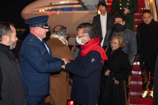 El presidente de Colombia, Gustavo Petro, es recibido a su llegada a Washington para su crucial reunión con su homólogo estadounidense, Donald Trump. EFE/ Cancillería de Colombia