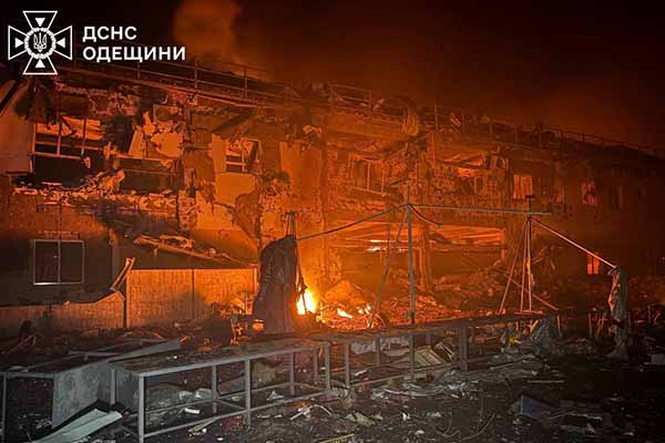 Fotografía difundida en la cuenta en Telegram Gpo news del Gobierno de Israel del presidente de Estados Unidos, Donald Trump (d), saludando al primer ministro de Israel, Benjamín Netanyahu, este miércoles, en Washington (EE.UU.). EFE/ Gpo news /