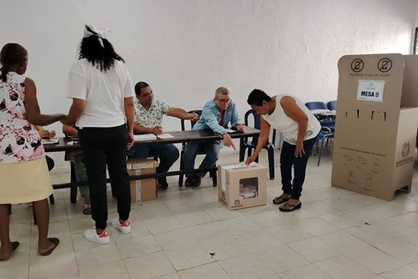 Ciudadano depositando el voto en la urna. Foto: Derechos Reservados EL INFORMADOR