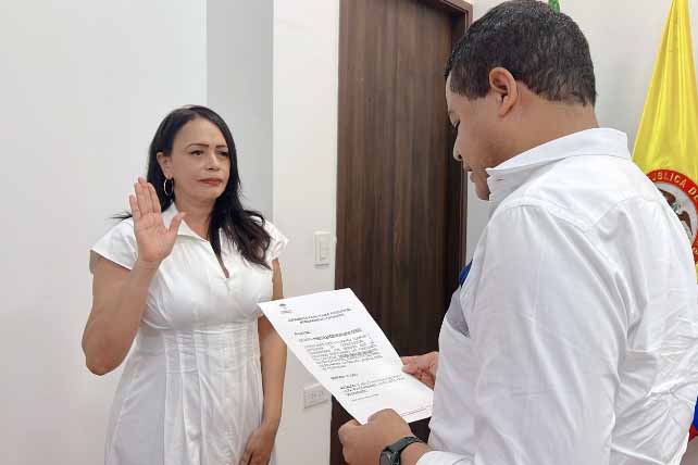 Miketh Bilbao Pérez tomó posesión como nueva secretaria de Salud ante el alcalde Genaro Redondo Choles. Foto tomada de Laguajirahoy.com