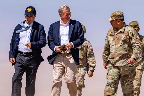 Fotografía del 16 de marzo 2026 cedida por la Presidencia de Chile que muestra al mandatario, José Antonio Kast, junto a integrantes del Ejército en el paso fronterizo Chacalluta, en Arica (Chile). EFE/ Presidencia de Chile