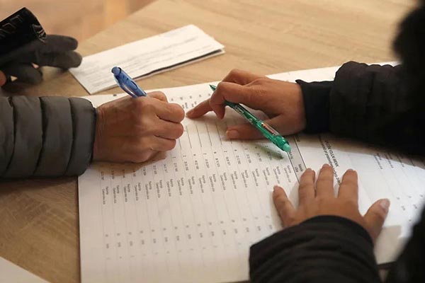 Los ciudadanos votan durante un referéndum en Liubliana, Eslovenia. Foto referencia EFE/EPA/Antonio Bat