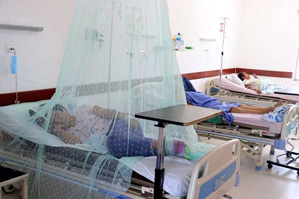 Pacientes con dengue recuperándose en un hospital. Foto EFE 