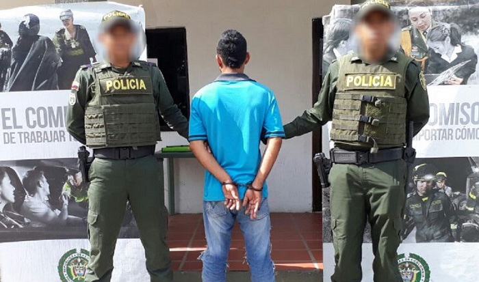 El adulto detenido por la Policía Nacional momentos después de que cometíera un hurto contra una ciudadana que transitaba por el barrio Centro del municipio de Maicao.