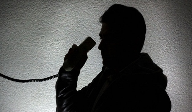 El hombre se acercaba a sus víctimas con presuntas órdenes de captura en su contra, para luego exigirles una cantidad de dinero a cambio.