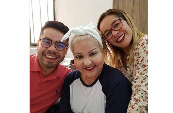 ‘La Gorda’ Fabiola acompañada de sus hijos.