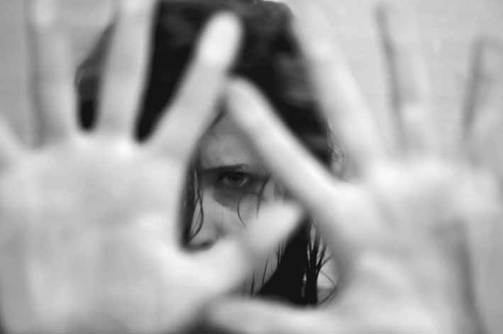 La violencia en el delito de acceso carnal violento puedes ser física o psicológica.