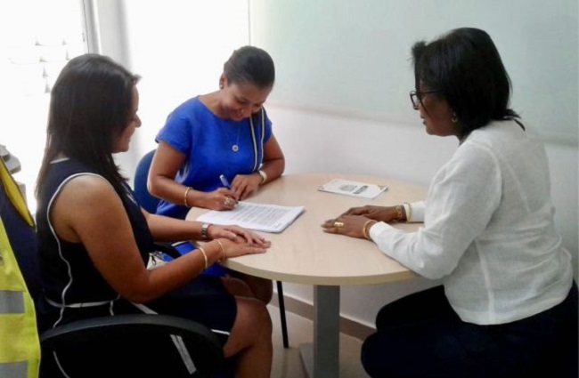 Instantes cuando Lory Brito, gerente de Empresa de Acueducto, Alcantarillado y Aseo de Dibulla, firma el acuerdo de pago.