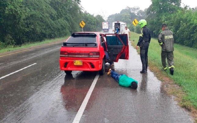 Las víctimas se movilizaban en un carro color rojo, marca Mazda, modelo 323 con placas MQA-054.