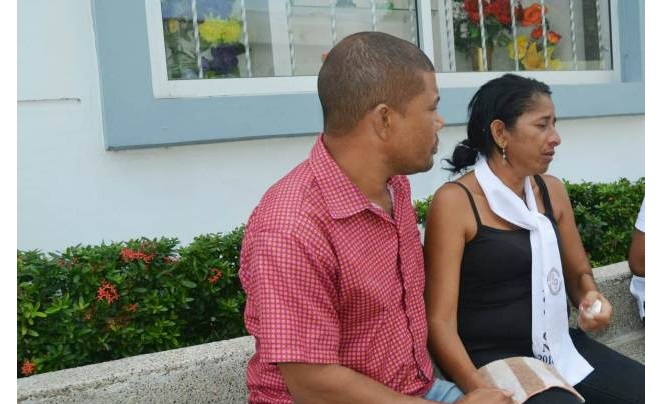 En la imagen la madre del menor identificada como Deilin García.