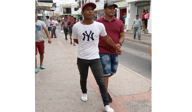 Una persona fue detenida por la comunidad y entregada a la Policía tras ser sorprendida atracando a una mujer.