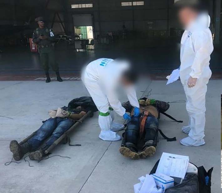 Este es el momento en el que personal de la Unidad Criminalística de la Policía Nacional adelanta las labores de inspección técnica a los cadáveres de Jesús María Aguirre Gallego, alias ‘Chucho Mercancía’ y Mario Giraldo