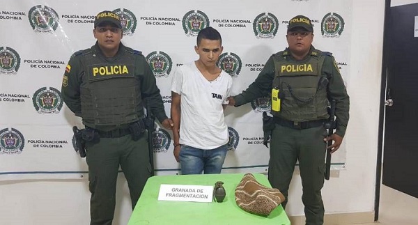 Rigoberto José Montero Palmar, junto con dos uniformados, el artefacto que se afirma le fue decomisado.