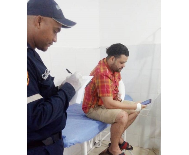 Alejandro Vergara Cueto mientras era atendido en un centro asistencial de Fonseca, luego del accidente.