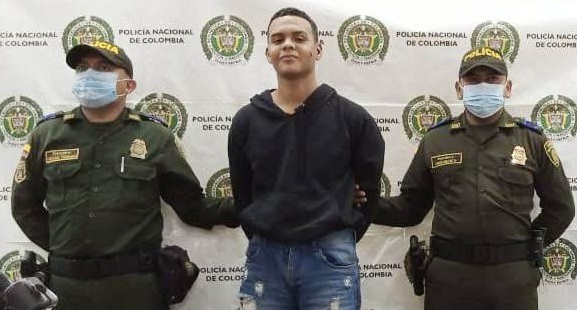 Leonardo Fabio Meléndez Tamara Capturado, por la policía nacional, mientras se mofa de los bajos estatutos de la ley. 