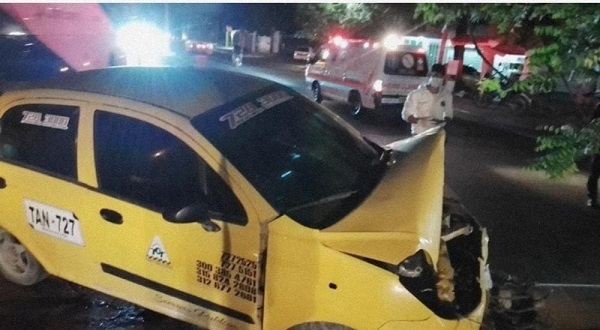 * El conductor del taxi se desplazaba por la vía y se le atravesó una motocicleta y lo hizo chocar.