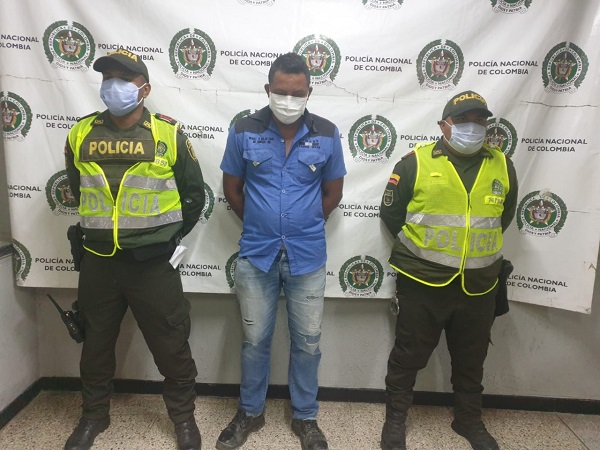 Hombre que tenía documento ilegal de su prueba de conducción, había mucha información que no concordaba.