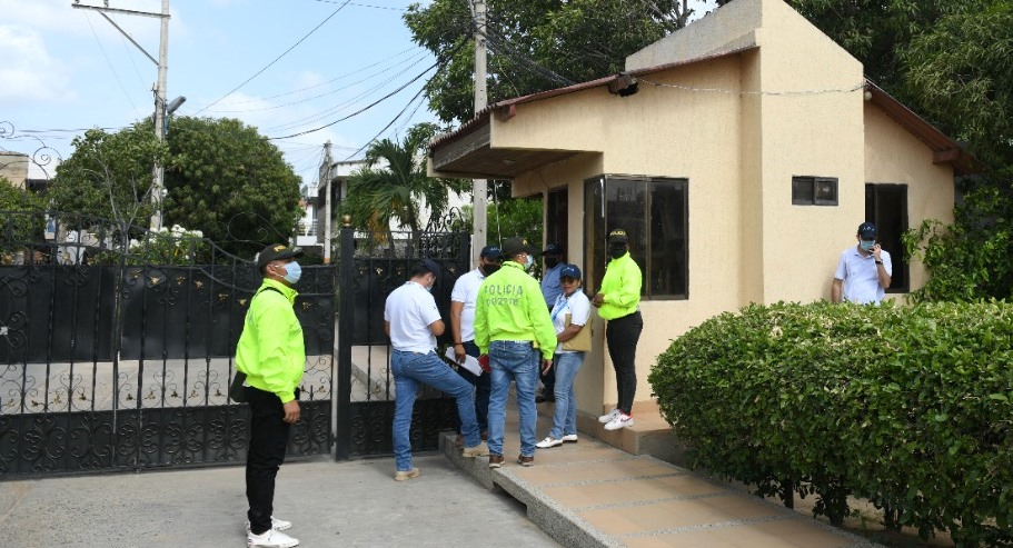 Funcionarios de la empresa Air-e llegaron al conjunto residencial en compañía de miembros de la Policía.