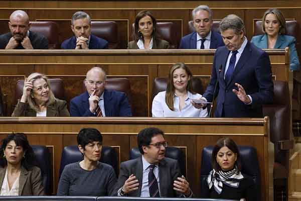 El líder del Partido Popular, Alberto Núñez-Feijóo, interviene durante la sesión de control en el Congreso, ayer miércoles. EFE/ JJ. Guillén