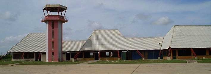 El Aeropuerto San José de Maicao está invadido por personas que no tienen techo, o por profesionales de fabricar invasiones en centros urbanos.