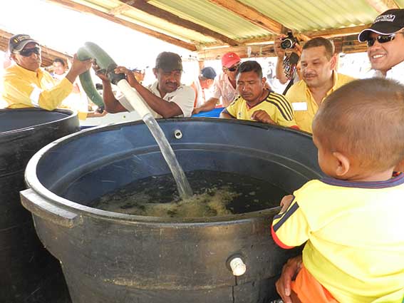 El agua se almacena en tanques de 500 y mil litros que la misma empresa les ha donado.