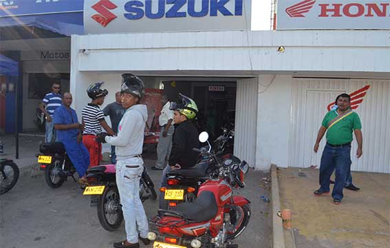 Algunos propietarios de motocicletas que fueron compradas en este concesionario están molestos porque se las entregan sin documentos, le prometen unos días y estos se convierten en semanas.