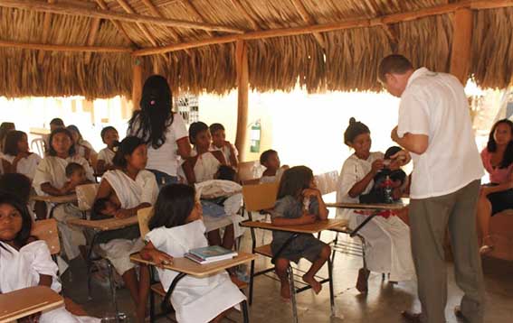 Niños wiwa recibieron pupitres y útiles escolares para recibir clases en sus jornadas educativas.