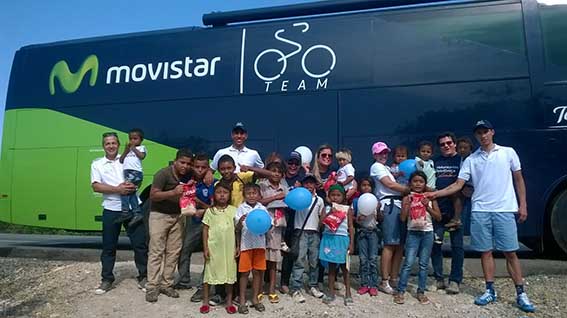 Aspecto de las actividades que se realizaron durante la entrega de la avena por parte de los empleados de Movistar.