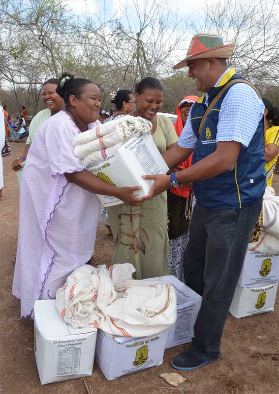 Una familia de la etnia wayuu cuando recibía su ayuda humanitaria.