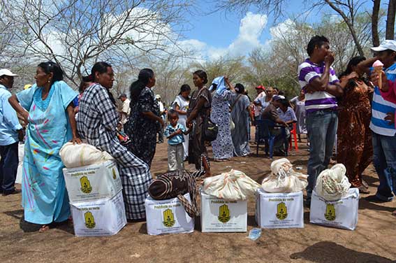 Las ayudas humanitarias constan de 25 kilos de granos. Frijoles, arroz, aceite, azúcar, y tres hamacas por familias. 