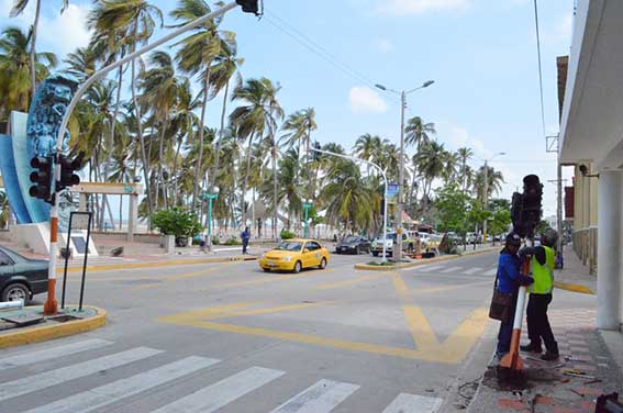 Instantes cuando los operarios de la empresa Transolina, quitaban el semáforo viejo y se disponían a colocar el nuevo. Instantes cuando los operarios de la empresa Transolina, quitaban el semáforo viejo y se disponían a colocar el nuevo.