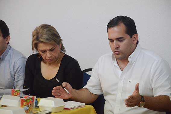 Cabizbajos estaban la Superintendente de Servicios Públicos domiciliarios Patricia Duque Cruz y el Superintendencia de Servicios Públicos domiciliarios regional norte, Rodrigo Franco, después de escuchar a los guajiros quienes dijeron no estar satisfecho con su trabajo. Cabizbajos estaban la Superintendente de Servicios Públicos domiciliarios Patricia Duque Cruz y el Superintendencia de Servicios Públicos domiciliarios regional norte, Rodrigo Franco, después de escuchar a los guajiros quienes dijeron no estar satisfecho con su trabajo.