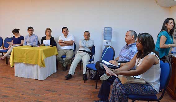 Instantes cuando la Jefe de Distrito de Electricaribe en La Guajira, Nubia Meléndez Márquez Iler Acosta Mejía   