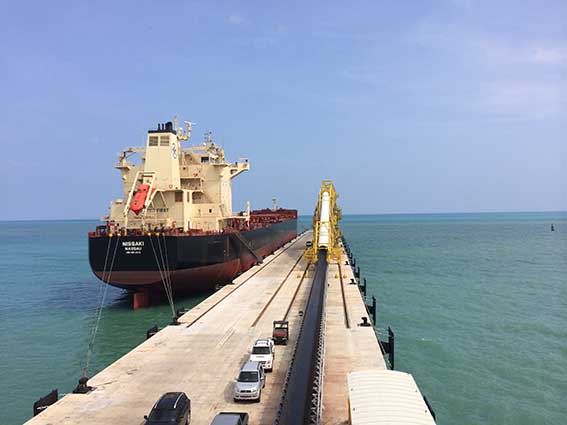 Tiene una capacidad de cargue de granéles sólidos de hasta 5000 toneladas por hora y un calado de 18.5 mts que permite recibir buques tipo capesize de hasta 180.000 toneladas DWT. Tiene una capacidad de cargue de granéles sólidos de hasta 5000 toneladas por hora y un calado de 18.5 mts que permite recibir buques tipo capesize de hasta 180.000 toneladas DWT.