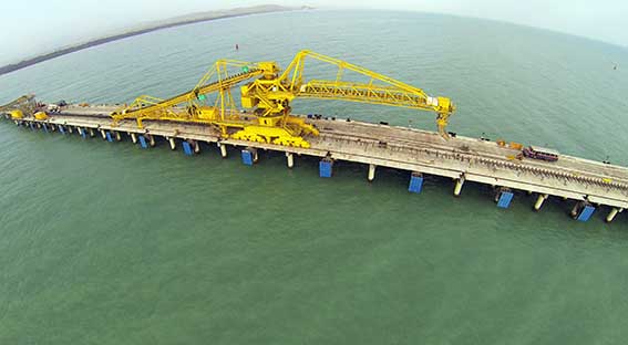 El puerto multipropósito Puerto Brisa tiene contiguo la zona franca brisa que es una zona de vocación industrial.